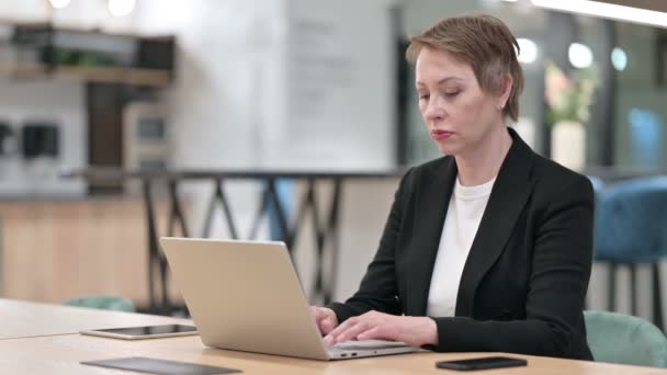 Stres starý businesswoman having headache in office — Stock video