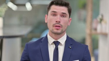 Güzel Genç İş Adamı Video Sohbeti yapıyor