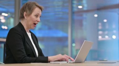 Eski İşkadını Dizüstü bilgisayarda çalışırken Başarı Kutlaması