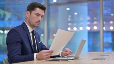 İşadamı Laptop ve Belgelerde Çalışıyor