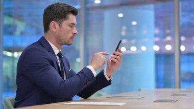 Ofiste Smartphone kullanan İşadamı