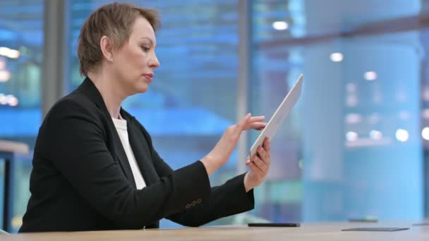 Old Businesswoman Typing Email on Tablet — Stock Video