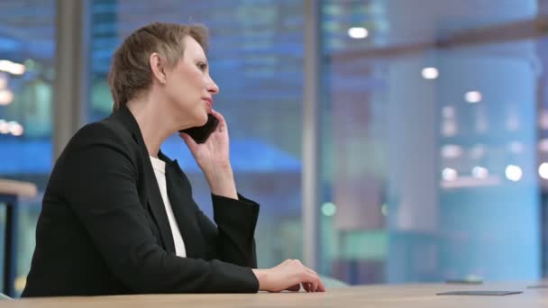 Old Businesswoman Talking on Smartphone in Office — Stock Video