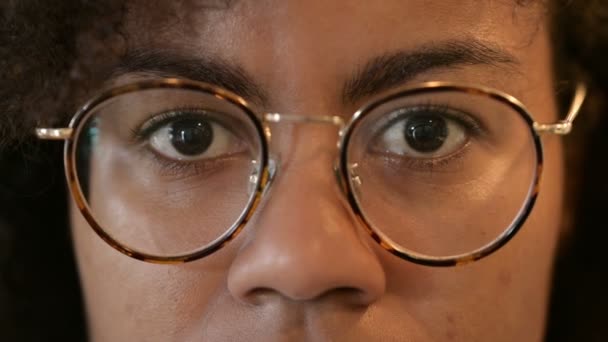 Gros plan sur les yeux clignotants de la femme africaine — Video