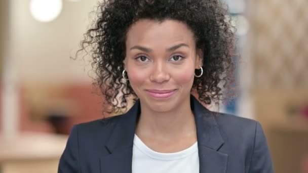 Afrikanische Geschäftsfrau mit Zeigefinger und Einladung — Stockvideo
