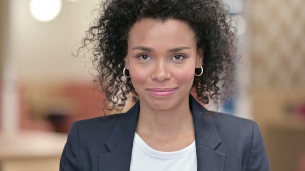 Fröhliche afrikanische Geschäftsfrau winkt in die Kamera — Stockvideo