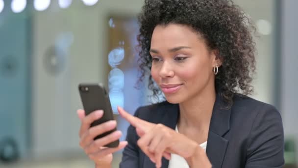 Mujer de negocios africana celebrando el éxito en Smartphone — Vídeos de Stock