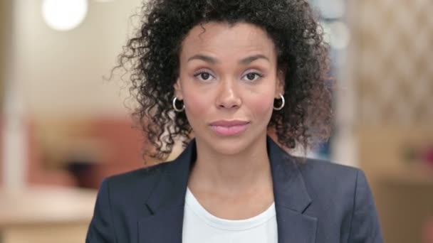 Enttäuschte afrikanische Geschäftsfrau reagiert auf Verlust — Stockvideo