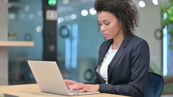 Afrikaans zakenvrouw werken op laptop op het werk — Stockvideo