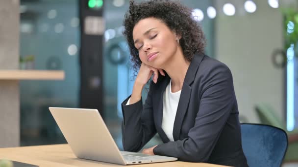 African Businesswoman spanie w biurze w recepcji — Wideo stockowe