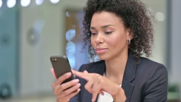 Femme d'affaires africaine en utilisant Smartphone, Chatter en ligne — Video