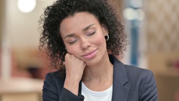 Porträt einer schlafenden afrikanischen Geschäftsfrau im Amt — Stockvideo