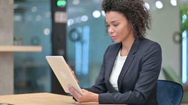 Afrikalı İş Kadını Tablette Başarı Kutlaması 