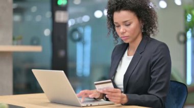 Afrikalı İş kadını tarafından Çevrimiçi Alışveriş, Çevrimiçi Ödeme Hatası