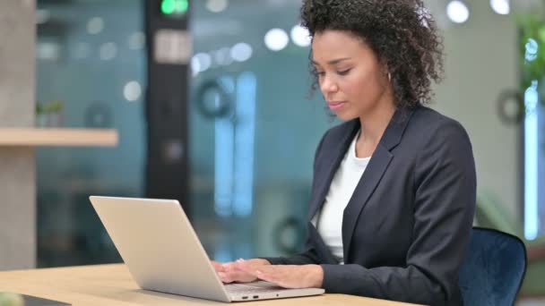 Nie, odrzucająca afrykańską bizneswoman patrzącą na kamerę w biurze — Wideo stockowe