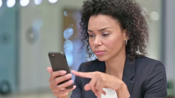 African Businesswoman Upset by Loss on Smartphone — Stock Video