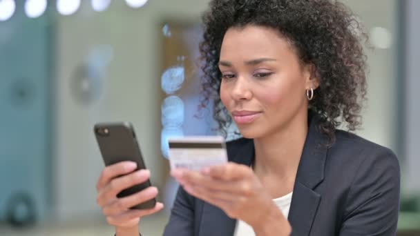 Afrikanische Geschäftsfrau shoppt online auf dem Smartphone — Stockvideo