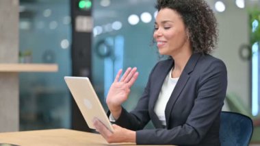 Afrikalı İş kadını Tablet 'te Video Sohbeti yapıyor 