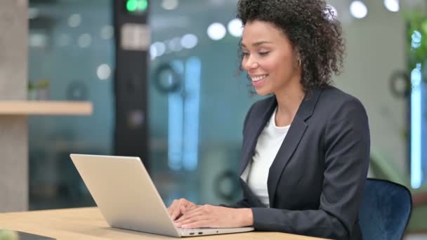 Talking African Businesswoman Doing Video Chat at Work — Stock Video