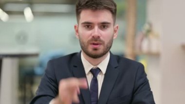 Öfkeli Genç İşadamı Orta Parmak 'ı gösteriyor 