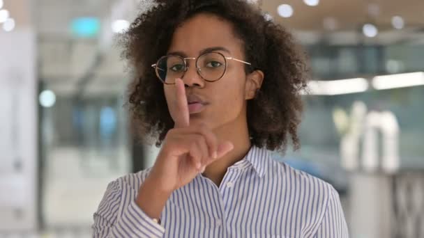 Femme d'affaires africaine sérieuse mettre le doigt sur les lèvres, signe silencieux — Video