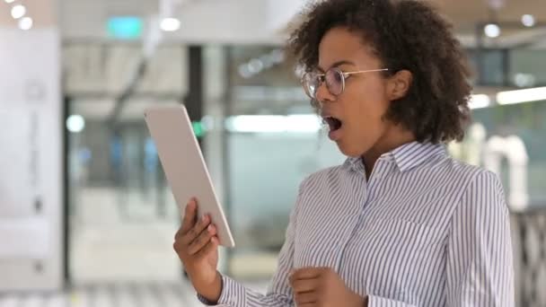 Empresaria africana celebra éxito en tableta — Vídeos de Stock
