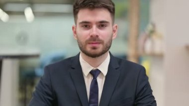 Genç İşadamı Tamam İmzası Gösteriyor 