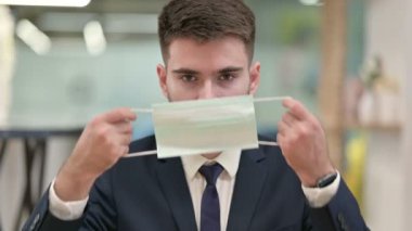 Koruyucu Yüz Maskesi Giyen Tedbirli Genç İş Adamı 