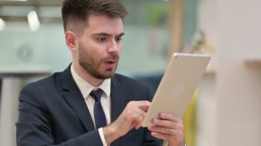 Hayal kırıklığına uğramış Genç İşadamı Tablet 'te Kayıp, Başarısızlık 