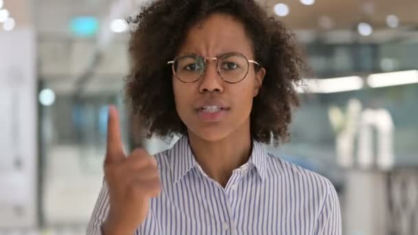 Arrabbiata giovane imprenditrice africana litigando — Video Stock