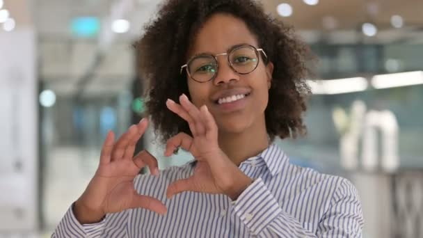 Mujer de negocios africana mostrando el signo del corazón con la mano — Vídeos de Stock