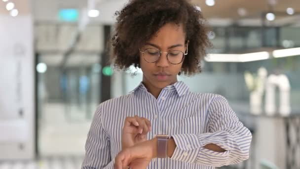 Joven empresaria africana usando Smartwatch — Vídeos de Stock