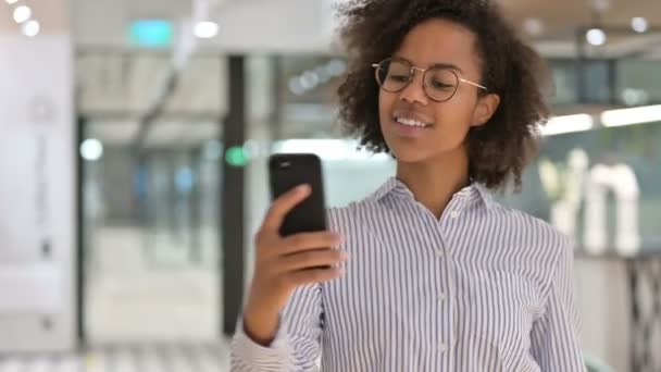 Empresaria africana tomando selfie en Smartphone — Vídeos de Stock