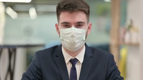 Joven Empresario con Máscara Protectora No Muestra Señal — Vídeos de Stock