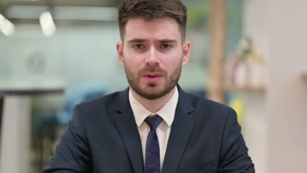 Разгневанный молодой бизнесмен говорит "нет" ударом головы — стоковое видео