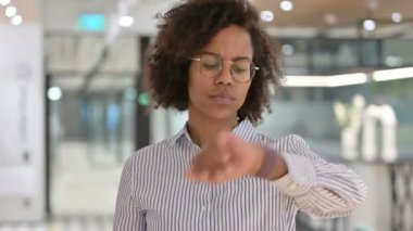 Endişeli Afrikalı İş Kadını Bekleme ve Kontrol Zamanı