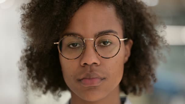 Close-up van jong Afrikaans zakenvrouw kijkend naar de camera — Stockvideo