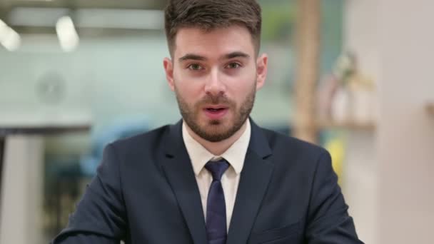 Jeune homme d'affaires affirmatif avec pointage et invitation — Video