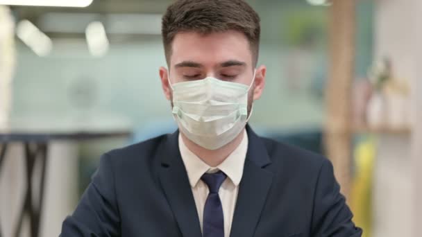 Yüz Maskeli Genç İş Adamı Kameraya Bakıyor — Stok video