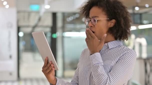 Joven empresaria africana teniendo pérdida en la tableta — Vídeos de Stock