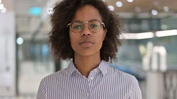 Femeie de afaceri africană asertivă cu degetul — Videoclip de stoc