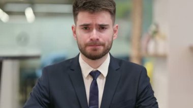 Üzgün Genç İş Adamı Kamerada Ağlıyor 
