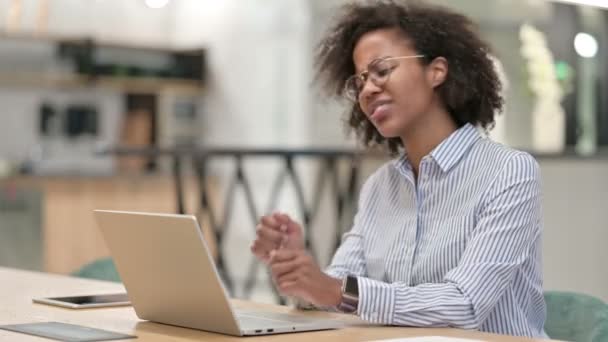 Perte, femme d'affaires africaine réagissant à l'échec sur ordinateur portable au bureau — Video