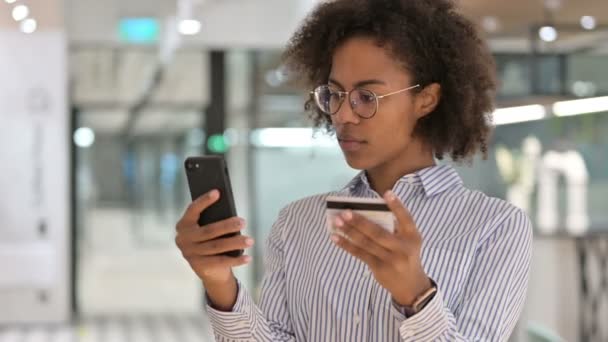 Pagamento Online por Empresária Africana em Smartphone, Sucesso — Vídeo de Stock