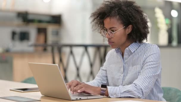 Focused African Businesswoman Pracuje na laptopie w biurze — Wideo stockowe