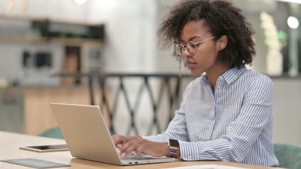 Pebisnis wanita muda Afrika dengan Senyum Laptop di Kamera di Kantor — Stok Video