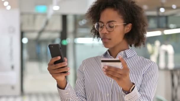 スマートフォンでオンライン決済に失敗したアフリカのビジネス女性 — ストック動画