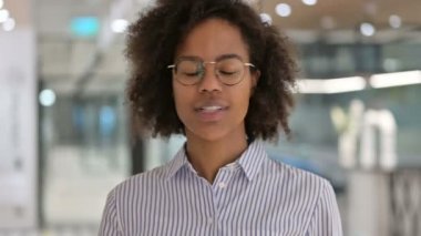 Güzel Afrikalı İş kadını Video Sohbeti yapıyor