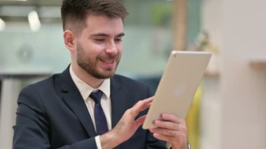 Dijital Tablet kullanan Genç İşadamı