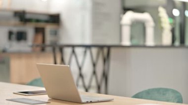 Genç İşadamı Geri Dönüyor ve Laptop Çalışmalarına Başlıyor